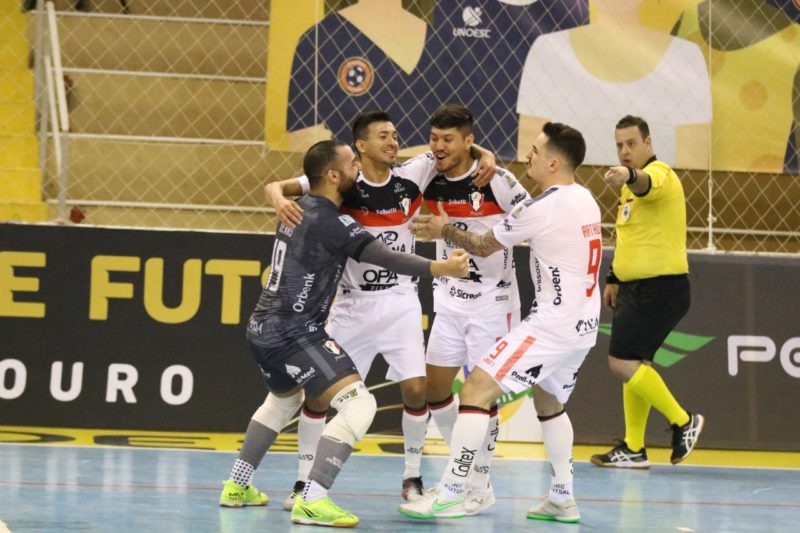 No jogo de ida, empate em 1 a 1, invencibilidade e liderança mantidas- Foto: Juliano Schmidt/JEC Futsal/Divulgação/ND