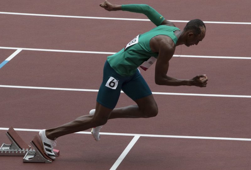 Alan dos Santos no momento de largada na pista de atletismo