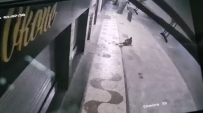 Ladr&atilde;o acabou caindo do segundo andar do pr&eacute;dio – Foto: Reprodu&ccedil;&atilde;o