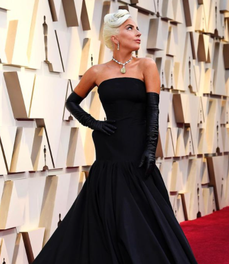 Lady Gaga usou o Diamante Tiffany combinado com cem quilates de diamantes brancos cravejados de platina na cerim&ocirc;nia do Oscar em 2019 – Foto: Internet/Reprodu&ccedil;&atilde;o/ND