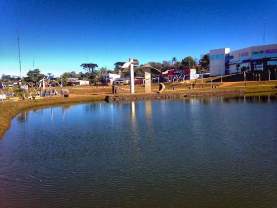 Mulher estava boiando no Lago Internacional. – Foto: Reprodu&ccedil;&atilde;o/Internet