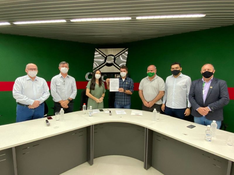 Lei municipal que proíbe linguagem neutra foi sancionada em evento na Prefeitura de Criciúma – Foto: Divulgação/Decom/ND
