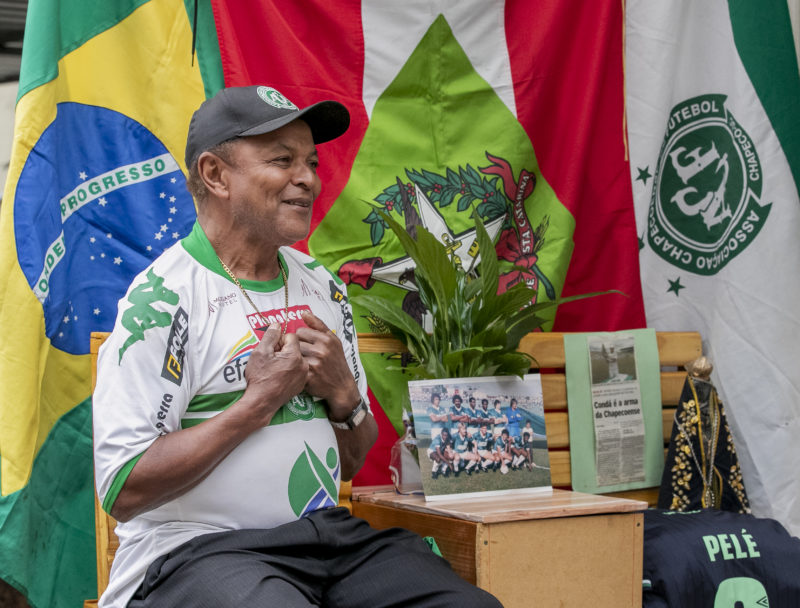 Na área de sua casa, Pelé expressou à reportagem do ND+ todo o seu amor à Chapecoense e à Nossa Senhora Aparecida &#8211; Foto: Liamara Polli/ND