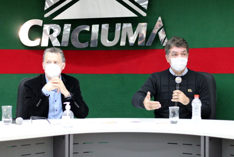 A&ccedil;&otilde;es foram anunciadas em live nesta sexta-feira (6) com a presen&ccedil;a do prefeito Cl&eacute;sio Salvaro e secret&aacute;rio de Sa&uacute;de Ac&eacute;lio Casagrande – Foto: Jhulian Pereira/Decom/ND