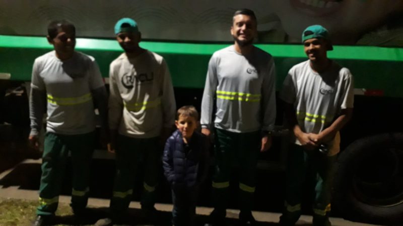 Os coletores de lixo foram surpreendidos com uma recepção diferente. – Foto: Álbum da família.