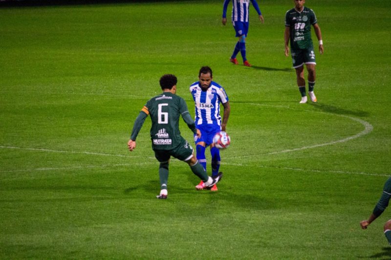 Louren&ccedil;o jogou em posi&ccedil;&atilde;o mais recuada contra o Bugre – Foto: Andr&eacute; Palma Ribeiro/Ava&iacute; F.C