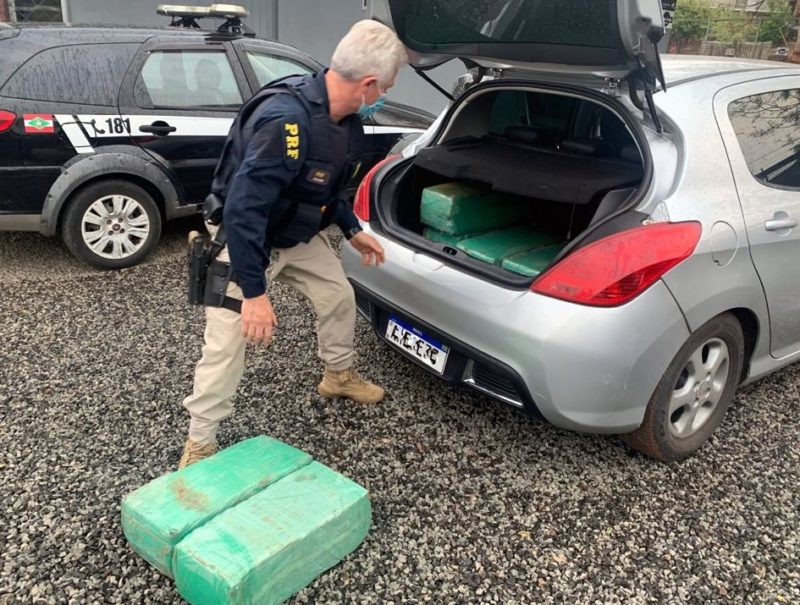 Ao abrir o porta-malas, a PRF encontrou v&aacute;rios fardos de maconha embalados em pl&aacute;stico – Foto: PRF/ND