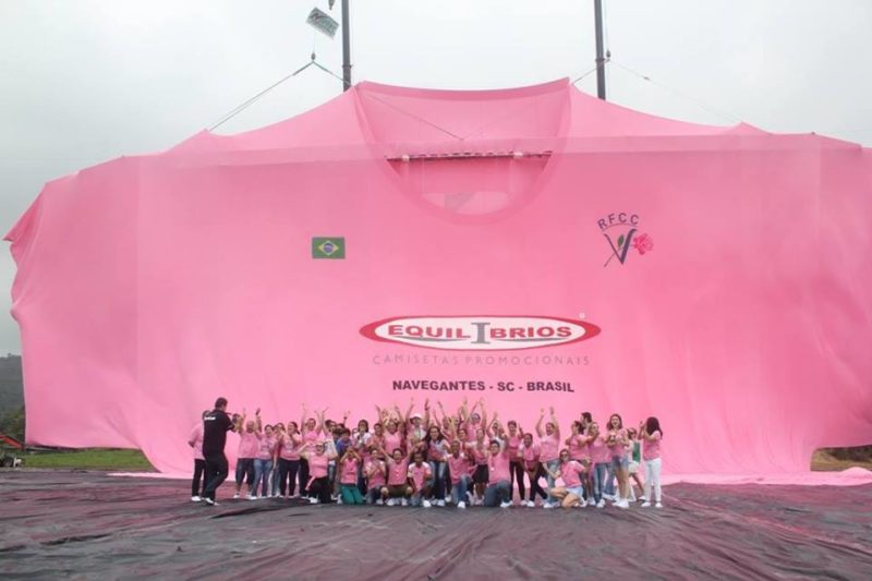 Recorde de maior camiseta do mundo &eacute; de Navegantes – Foto: Equilibrios Camisetas Promocionais