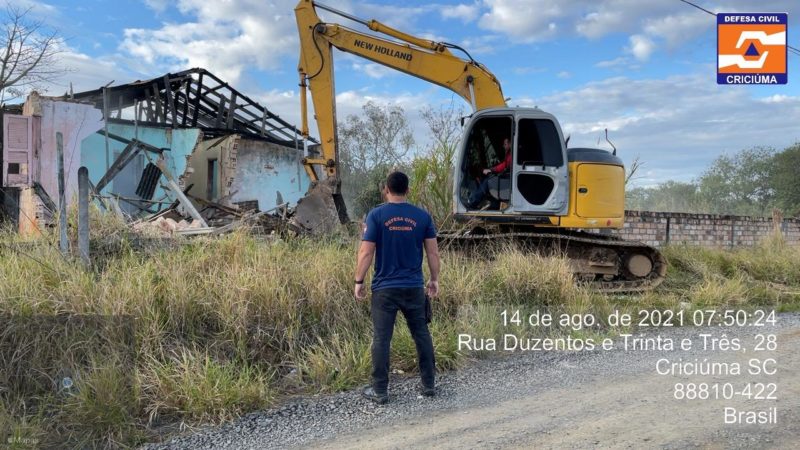 A destrui&ccedil;&atilde;o das constru&ccedil;&otilde;es abandonadas &eacute; acompanhada pela Defesa Civil. – Foto: Divulga&ccedil;&atilde;o/Defesa Civil