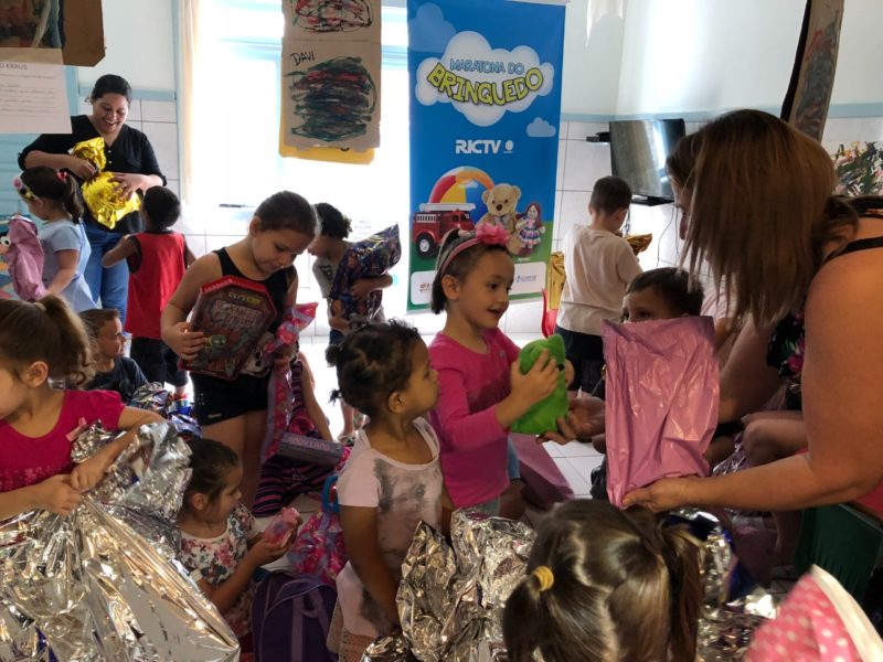 Maratona do Brinquedo j&aacute; presenteou mais de 2 mil crian&ccedil;as em Blumenau – Foto: Thamiris Belling/ND/Arquivo