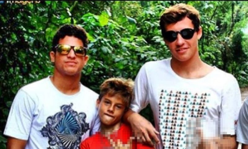 Mateus (de vermelho) 10 anos atr&aacute;s com &Iacute;talo Ferreira (esquerda) – Foto: Arquivo Pessoal