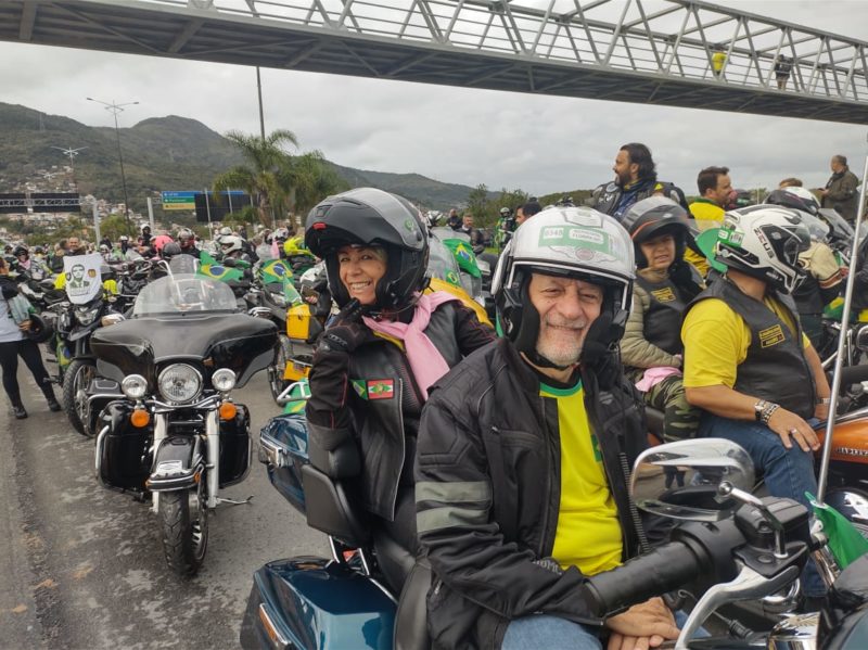 Casal Mauro Maran e Maria Moritz participa da motociata e pede volta do voto impresso – Foto: ND