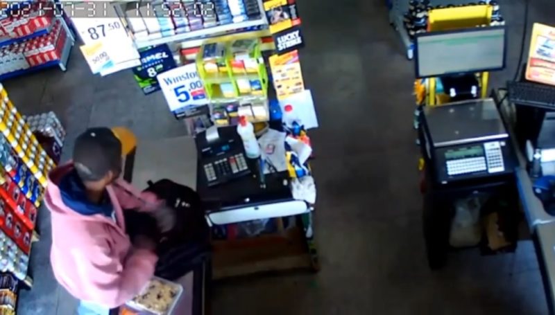 As câmeras de segurança de um mercado em Joinville flagraram a ação de um assaltante no último sábado (31). Um mercado do bairro Floresta foi assaltado e os funcionários que estavam no caixa passaram por momentos de tensão e revolta. A ação do criminoso começou às 11h51 e foi filmada – Foto: Reprodução TV
