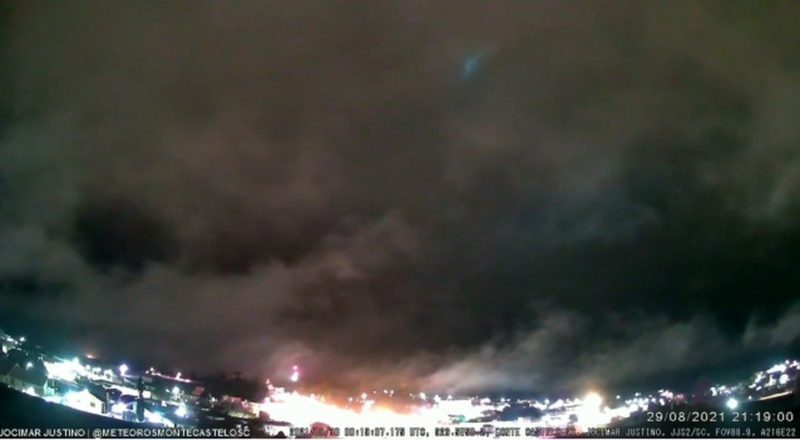 Meteoro de alta magnitude foi visto na noite de domingo (29), em Monte Castelo &#8211; Foto: Reprodução/Bramon/Divulgação/ND