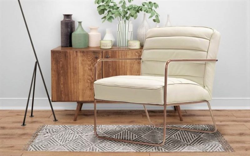 Mile, couro branco com estrutura em cobre, em ambientes de espera ou reuni&atilde;o informal – Foto: Divulga&ccedil;&atilde;o Mempra