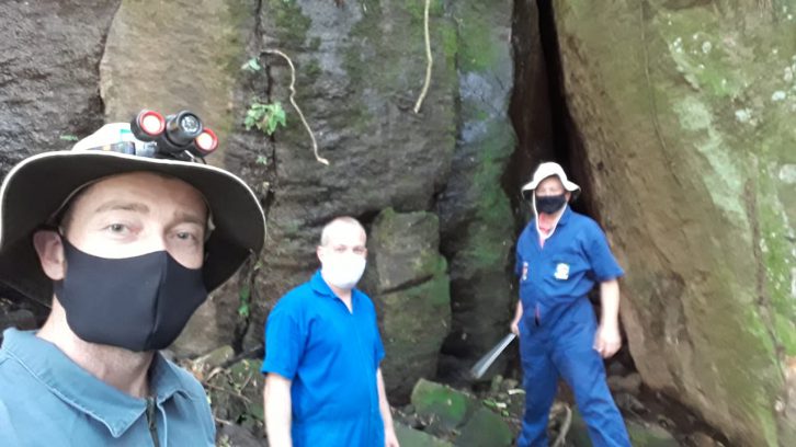 Os m&eacute;dicos veterin&aacute;rios Fabio Varoni Pereira e Ivan Niederle Ulsenheimer e o t&eacute;cnico agr&iacute;cola Gledson Ferreira de Ramos encontraram o abrigo nas imedia&ccedil;&otilde;es da propriedade – Foto: Ivan Ulsenheimer/ND