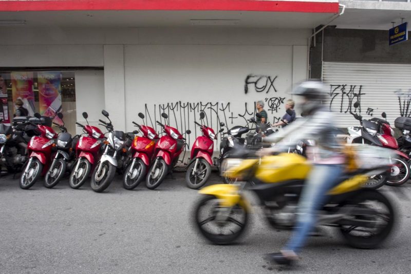 Motociclista ser&aacute; ressarcida ap&oacute;s levar multa por n&atilde;o usar cinto de seguran&ccedil;a – Foto: Marco Santiago/Arquivo/ND