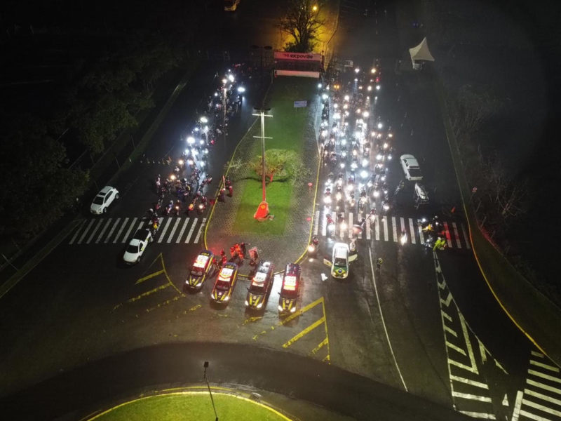 Cerca de 200 motociclistas madrugaram para sa&iacute;da do P&oacute;rtico de Joinville – Foto: Luz e Alma fotografia/Divulga&ccedil;&atilde;o