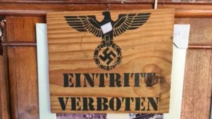 Peça com suástica nazista e a frase “Eintritt Verboten”, que, em tradução livre significa “entrada proibida” – Foto: Reprodução/ND