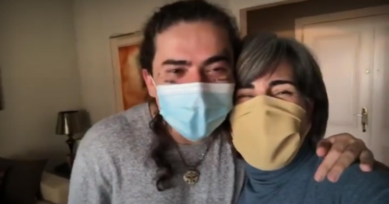 Whindersson Nunes aparece sorridente em vídeo ao lado da atriz Glória Pires