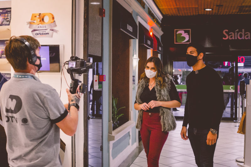 Maryeva Oliveira e Lucas Pedroso dão dicas e sugestões de presentes para o Dia dos Pais em um passeio pelo Beiramar Shopping – Foto: NDTV/Divulgação