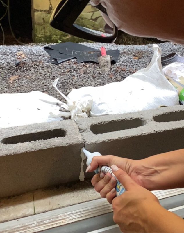 Blocos de cimento foram colocados na entrada da casa de Adriana