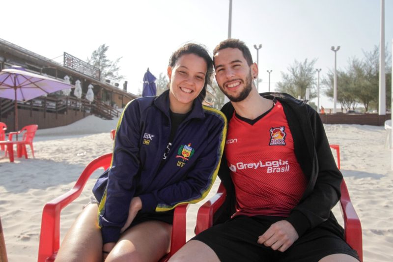 Casal aproveitando a praia da Joaquina em Floripa