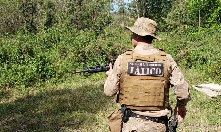 Homem de 23 anos foragido da Justi&ccedil;a por roubo foi capturado nesta ter&ccedil;a-feira (31) em Opera&ccedil;&atilde;o da PM no Sul de SC – Foto: Divulga&ccedil;&atilde;o/PM/ND