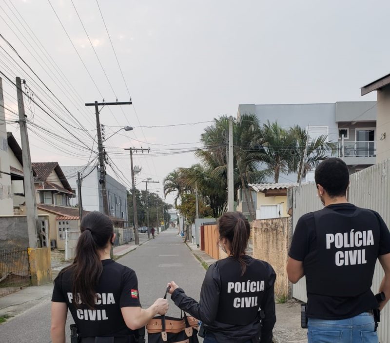 Construções irregulares em Florianópolis são alvos da Polícia Civil, com prisões e busca