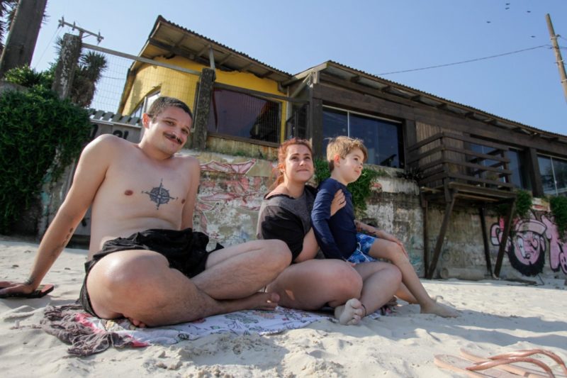 Amigos na praia da Joaquina em Florianópolis