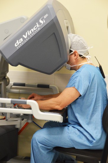 Na cirurgia robótica feita por robô, médico controleos movimentos à distância – Foto: LETÍCIA VENERA/HSI/DIVULGAÇÃO/ND