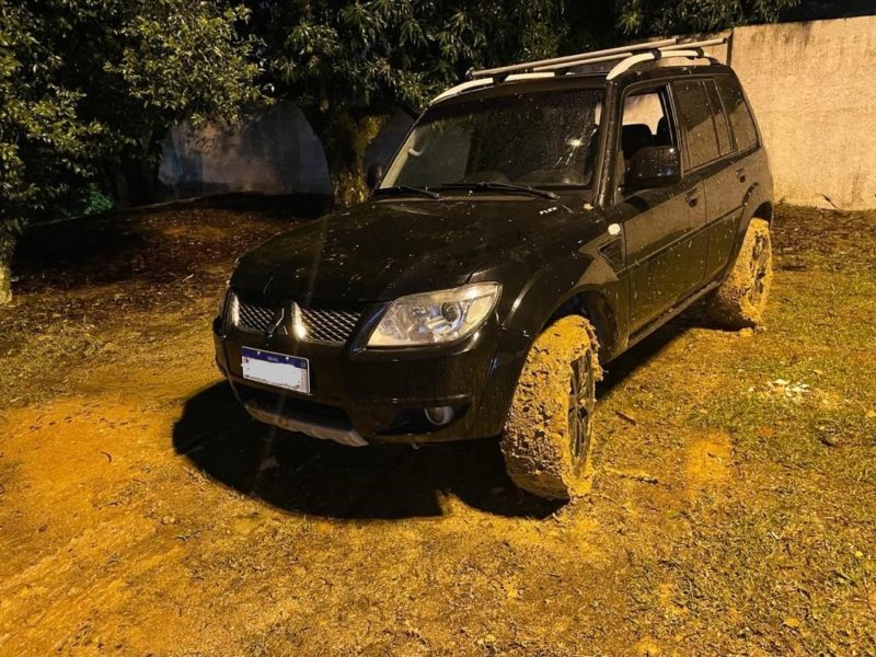 Pajero TRF4 foi roubada por dois homens em Balne&aacute;rio Rinc&atilde;o na segunda-feira (9) e foi avistado pelos policiais no bairro S&atilde;o Sim&atilde;o em Crici&uacute;ma – Foto: Divulga&ccedil;&atilde;o/PM/ND