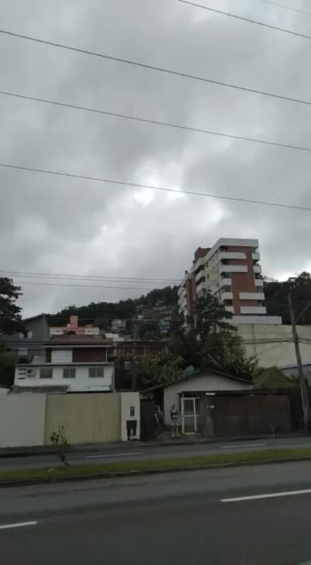<span style="font-family: Merriweather, 'Lucida Sans Unicode', serif; font-size: 20px;">A motociata, prevista para iniciar às 10h, atrasa porque Bolsonaro desembarcou no aeroporto para cumprimentar apoiadores antes de seguir para o evento.</span>