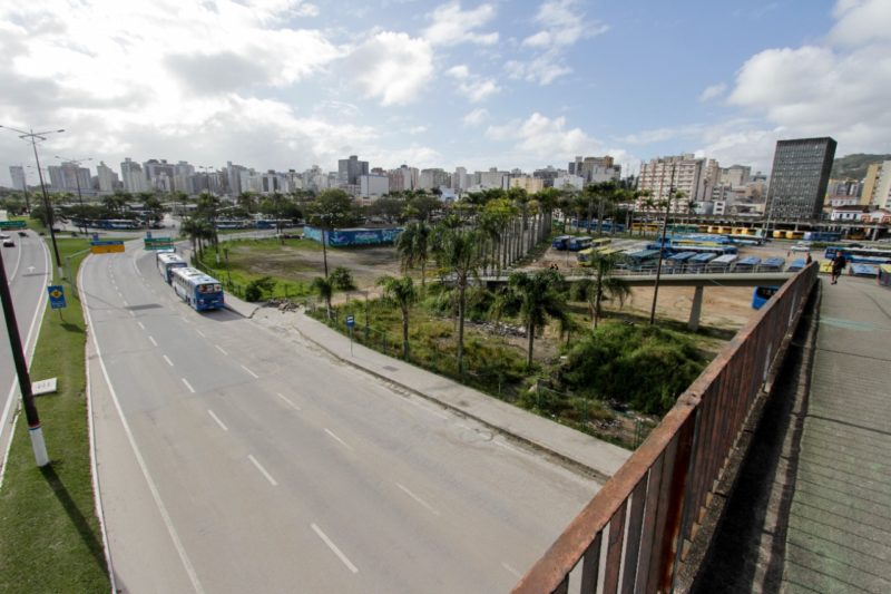 Imagem aérea do aterro da baía Sul em Florianópolis