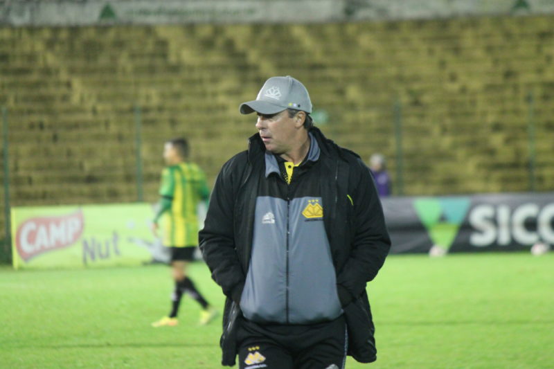 T&eacute;cnico Paulo Baier destaca que estrat&eacute;gia deu certo e tabu de um ano sem vencer fora de casa foi quebrado – Foto: Celso da Luz/Crici&uacute;ma EC/ND