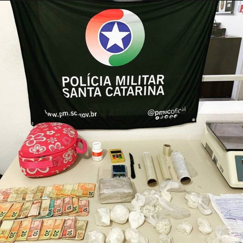 Diversas porções de drogas, balança de precisão e bilhetes de facção criminosa foram encontradas na casa do homem de 35 anos em Tubarão – Foto: Divulgação/PM/ND