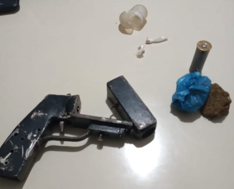 Policiais militares apreenderam uma arma de fogo, maconha e crack com quatro suspeitos de atentado a uma casa em Ararangu&aacute;, no Sul de SC – Foto: Divulga&ccedil;&atilde;o/PM/ND