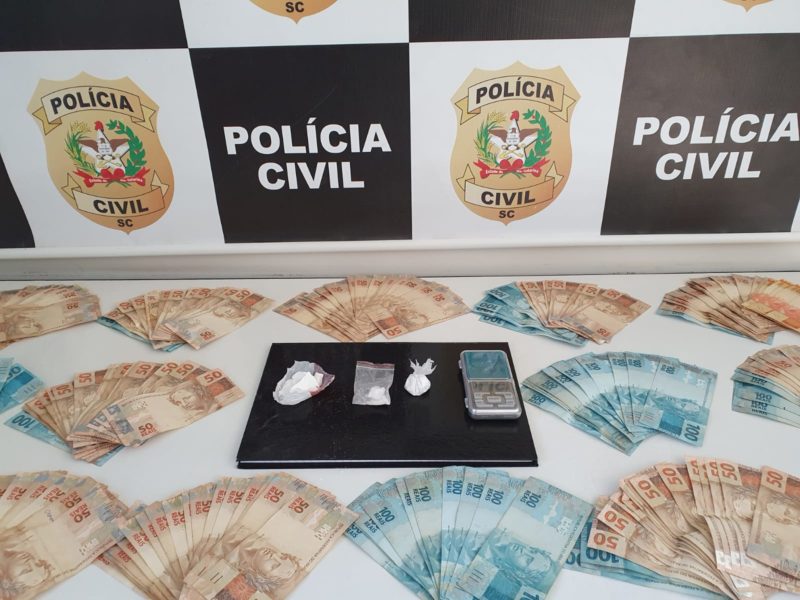 drogas e dinheiro apreendidos