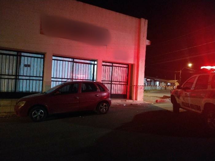 Por volta das 22h15 um homem foi morto a tiros em frente a um bar. – Foto: Polícia Militar/Divulgação/ND