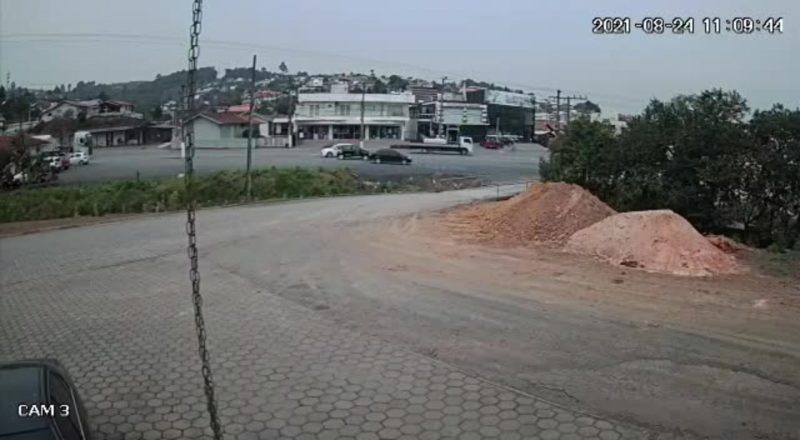 C&acirc;meras registram o momento exato do acidente – Foto: Portal RDC Not&iacute;cias