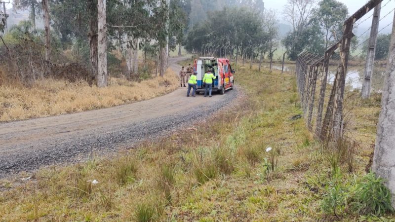 Antes mesmo das 9h desta segunda-feira (2), um crime grave mobilizou bombeiros, polícia e a equipe médica do Hospital São Braz, em Porto União. Um homem de 57 anos foi socorrido e sobreviveu após ser baleado com três tiros no interior do município – Foto: Bombeiros Militares/Divulgação