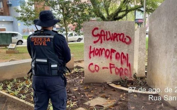 Pra&ccedil;a do Congresso amanheceu pichada nesta sexta-feira em protesto ao prefeito Cl&eacute;sio Salvaro em Crici&uacute;ma – Foto: Divulga&ccedil;&atilde;o/Defesa Civil/ND