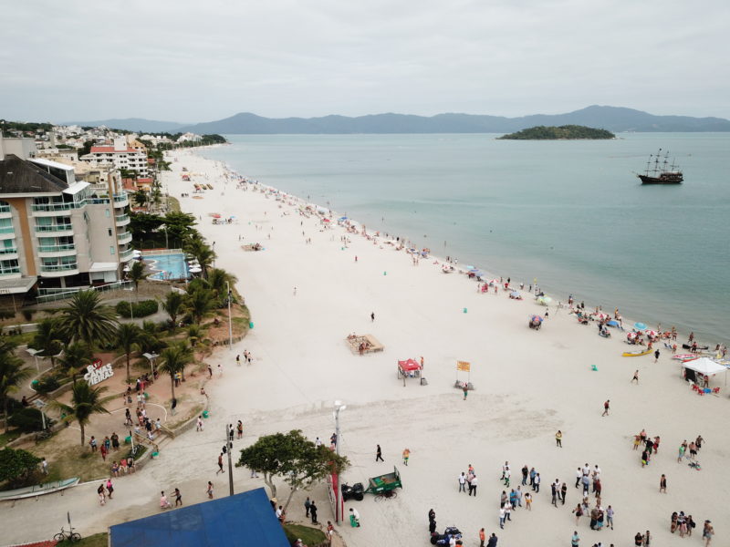 Engordamento da praia de Canasvieiras, uma das realiza&ccedil;&otilde;es que mudou o bairro e o turismo na cidade – Foto: Leonardo Sousa/ND