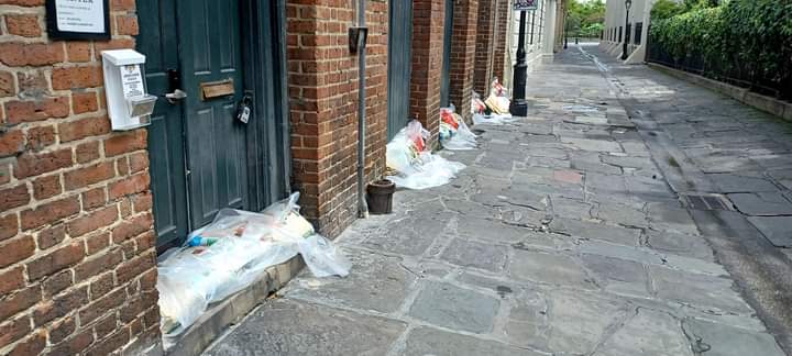 Sacos de areia s&atilde;o colocados nas portas para evitar entrada de &aacute;gua – Foto: Divulga&ccedil;&atilde;o/ND