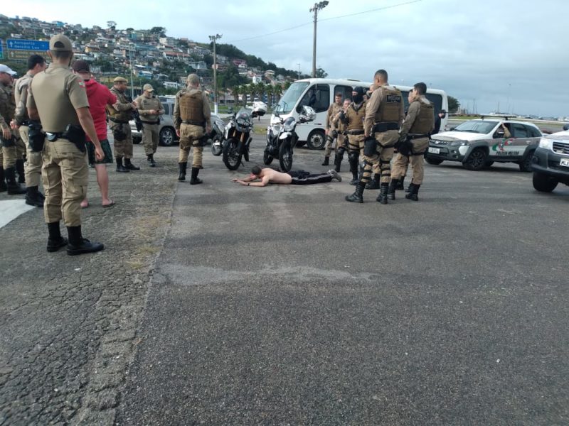 Homem preso ao jogar objeto em motociclistas na motociata – Foto: Alexandre Mendonça/NDTV