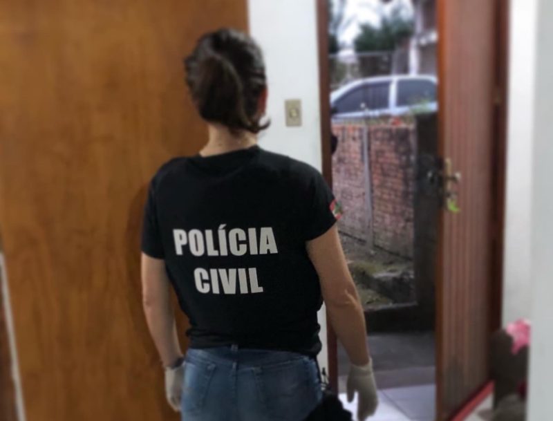 Homem foi preso após Polícia Civil cumprir mandado de busca e apreensão na casa dele e encontrar pornografia infantil armazenada no computador e celular em Tubarão, Sul de SC – Foto: Divulgação/Polícia Civil/ND