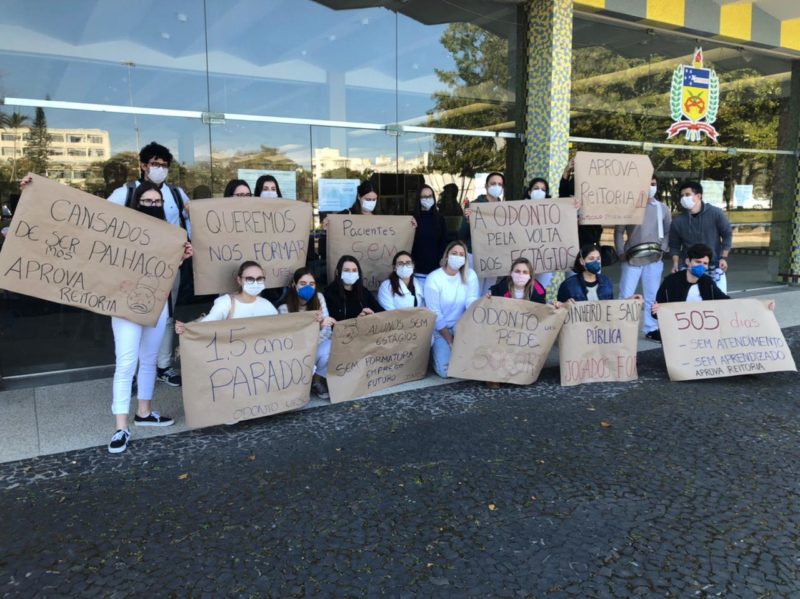 Alunos de odontologia da UFSC protestam em Florian&oacute;polis – Foto: Divulga&ccedil;&atilde;o/ND