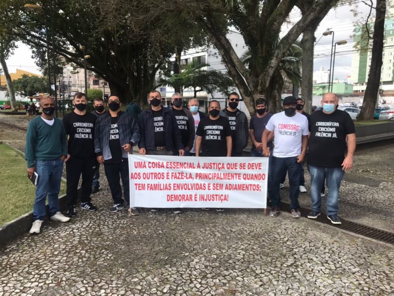 Ex-trabalhadores da Carbonífera Criciúma fizeram ato no último sábado (14) em Criciúma, no Sul de SC – Foto: Karol Carvalho/NDTV