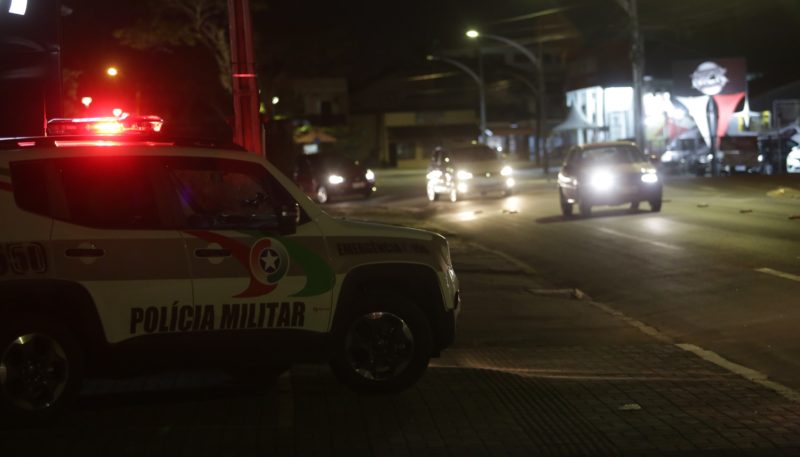 O assalto a uma casa que ocorreu próximo às 18h21mim desta segunda-feira (3) em Joinville, no Norte do Estado, deixou o dono da casa ferido, traumas, além de prejuízos materiais. Momentos de terror foram vividos por uma família na rua Otto Benack, bairro Bom Retiro, zona Norte do município – Foto: Carlos Júnior/Divulgação ND