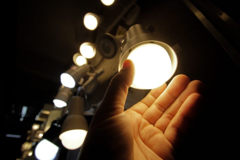 Mão segurando lâmpada para ilustrar matéria sobre tarifa de energia